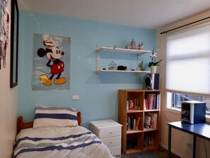 5 bedrooms, bed sheets - Campbells Bay Family Home With Cinema Near Beach (Auckland)