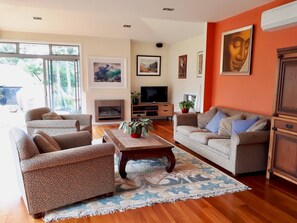 TV, ping pong, stereo - Campbells Bay Family Home With Cinema Near Beach (Auckland)