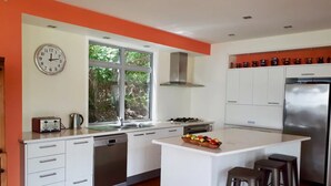 Tủ lạnh, lò vi sóng, lò nướng, bếp nấu 