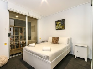 Apartment (3 Bedrooms) - Large 3 Bedroom Apartment With River Views Near the Stadium (East Brisbane)