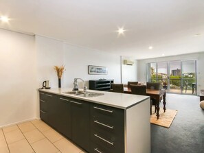 Fridge, microwave, oven, stovetop - Large 3 Bedroom Apartment With River Views Near the Stadium (East Brisbane)