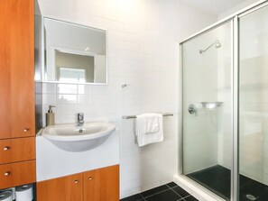 Apartment (3 Bedrooms) | Bathroom | Separate bathtub and shower, free toiletries, hair dryer, towels - Large 3 Bedroom Apartment With River Views Near the Stadium (East Brisbane)