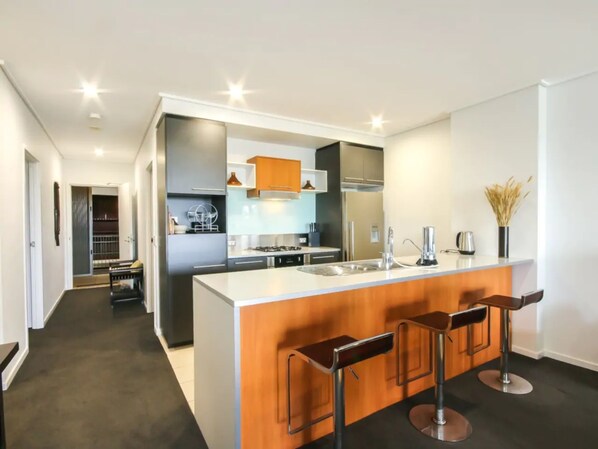 Private kitchen - Large 3 Bedroom Apartment With River Views Near the Stadium (East Brisbane)