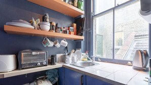 Oven, stovetop, toaster, cookware/dishes/utensils - Cosy Musicians 1 Bedroom Flat In Fitzrovia (London)