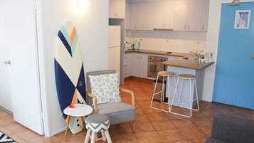 Apartamento (1 Bedroom) | Cozinha privada | Geladeira, micro-ondas, fogão, cooktop