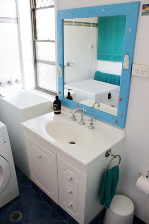 Apartment (1 Bedroom) | Bathroom | Shower, free toiletries, hair dryer, towels - Lovely 1 Bedroom Apartment Steps to the Beach (Coolangatta)