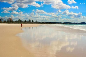 Apartment (1 Bedroom) | Beach | Beach nearby - Lovely 1 Bedroom Apartment Steps to the Beach (Coolangatta)