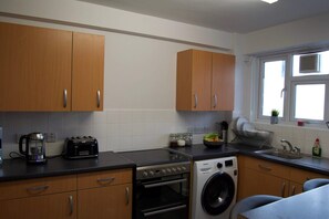 Huoneisto (1 Bedroom) | Yksityinen keittiö | Jääkaappi, mikroaaltouuni, uuni, liesi