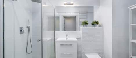 Dusche, Haartrockner, Handtücher, Shampoo