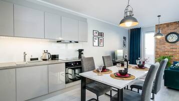 Fridge, oven, stovetop, dishwasher