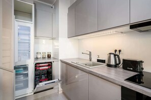 Fridge, oven, stovetop, dishwasher