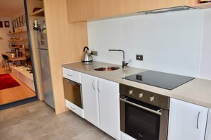 Apartment (1 Bedroom) | Eigene Küche | Großer Kühlschrank, Mikrowelle, Ofen, Herdplatte