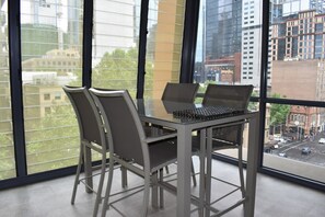 Private kitchen - Spacious 1 Bedroom Apartment in the Heart of Melbourne's CBD (Melbourne)