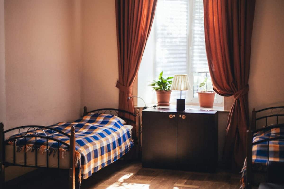 Decoración personalizada, muebles diferentes y cortinas blackout