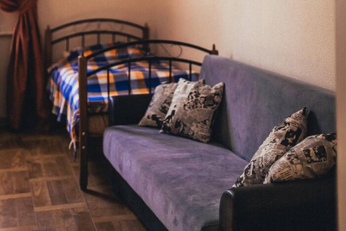 Habitación triple económica | Decoración personalizada, muebles diferentes y cortinas blackout
