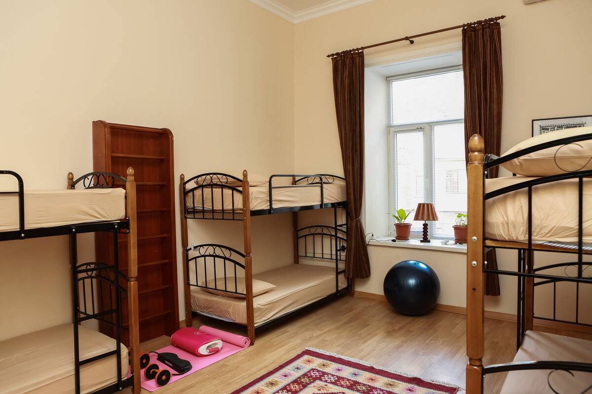 Dormitorio compartido, dormitorio mixto (6 guests) | Decoración personalizada, muebles diferentes y cortinas blackout