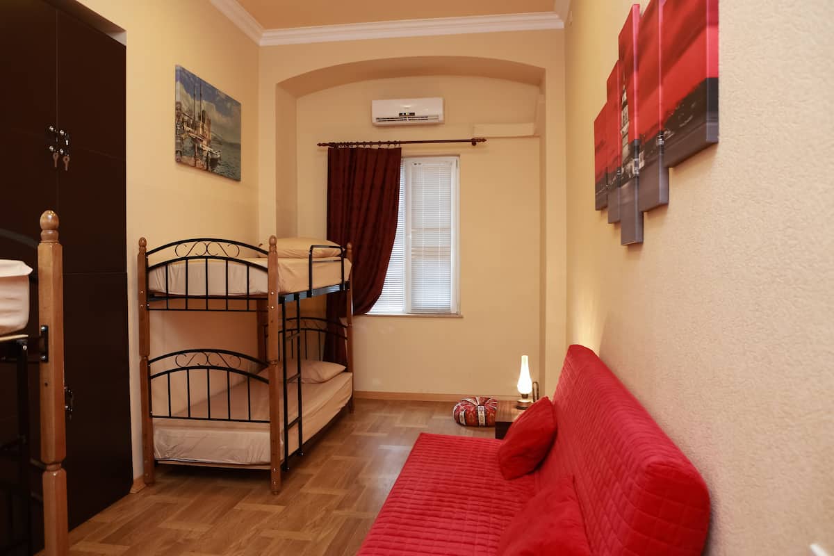Dormitorio compartido, solo para mujeres (4 guests) | Decoración personalizada, muebles diferentes y cortinas blackout