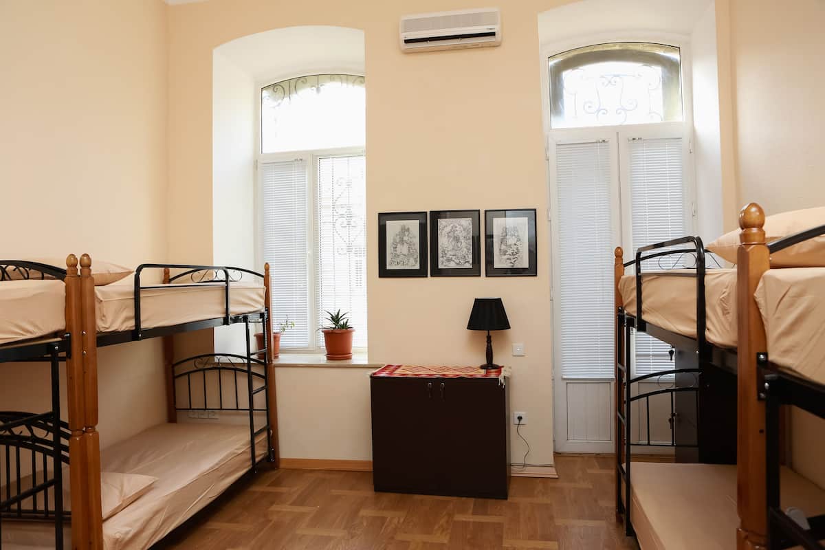 Dormitorio compartido, dormitorio mixto (8 guests) | Decoración personalizada, muebles diferentes y cortinas blackout