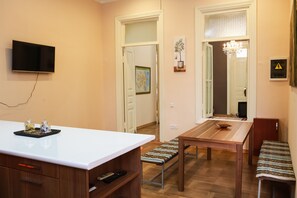 Kühlschrank, Mikrowelle, Herdplatte, Grillplatte