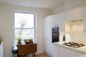 Departamento (3 Bedrooms) | Cocina privada | Refrigerador, microondas, horno y parrilla de estufa 