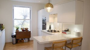 Apartment (3 Bedrooms) | Private kitchen - Spacious Multi Level Home With Large Garden (London)