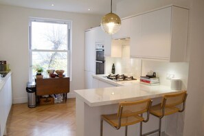 Apartamento (3 Bedrooms) | Cocina privada | Frigorífico, microondas, horno y placa de cocina