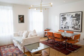 TV, fireplace, toys - Spacious Multi Level Home With Large Garden (London)