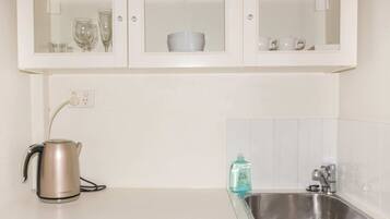 Estudio (0 Bedroom) | Cocina privada | Tetera eléctrica y utensilios de cocina