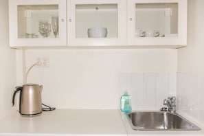 Studio (0 Bedroom) | Private kitchen | Electric kettle, cookware/dishes/utensils