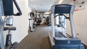A gym with treadmills, elliptical machines, and weight machines. - 1 Bedroom Studio Apartment near Eagle Street (Brisbane)