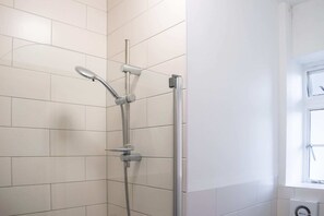 Leilighet (1 Bedroom) | Bad | Kombinert dusj/badekar, toalettartikler (inkludert), håndklær og såpe