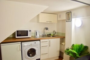 Kühlschrank, Mikrowelle, Ofen, Kochgeschirr/Geschirr/Besteck