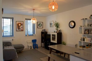 Apartment (3 Bedrooms) | Living room