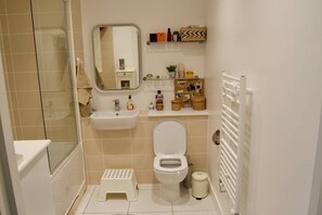 Appartamento (3 Bedrooms) | Bagno | Doccia, asciugamani