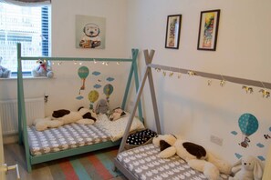 Apartment (3 Bedrooms) | 3 bedrooms, internet, bed sheets - Modern Family Home With Outdoor Play Area (London)
