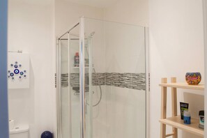 Lägenhet (3 Bedrooms) | Badrum | Dusch och handdukar