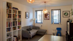Apartment (3 Bedrooms) | Living room