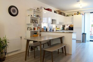 Apartment (3 Bedrooms) | Eigene Küche | Kühlschrank, Mikrowelle, Ofen, Herdplatte