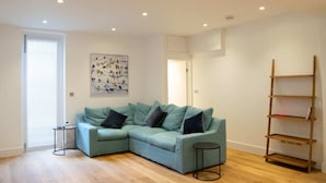 Leilighet (1 Bedroom) | Oppholdsrom | En 20-tommers TV med digitale kanaler samt peis