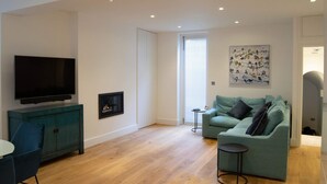 Leilighet (1 Bedroom) | Oppholdsrom | En 20-tommers TV med digitale kanaler samt peis