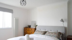 1 bedroom, bed sheets - Bright And Stylish 1 Bedroom Apartment In London Fields (London)