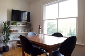 Fridge, microwave, oven, stovetop - Bright And Stylish 1 Bedroom Apartment In London Fields (London)