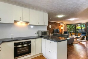 Private kitchen - St. Lucia 2 Bedroom Apartment near UQ & Citycat (St. Lucia)