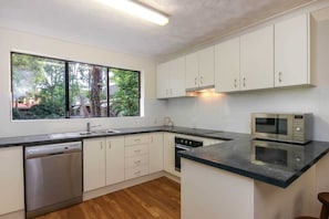 Apartment (2 Bedrooms) | Private kitchen - St. Lucia 2 Bedroom Apartment near UQ & Citycat (St. Lucia)
