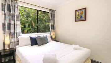 Apartemen (2 Bedrooms) | 2 kamar tidur, ruang kerja ramah laptop, dan setrika/meja setrika