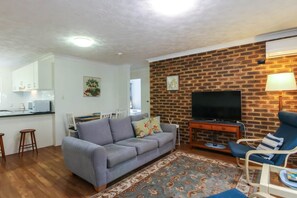 Lejlighed (2 Bedrooms) | Stue | 20-tommers tv med digitale kanaler