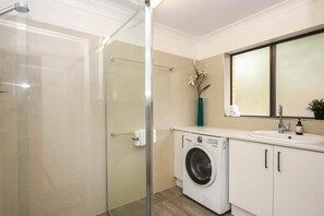 Apartment (2 Bedrooms) | Badezimmer | Dusche, kostenlose Toilettenartikel, Haartrockner, Handtücher