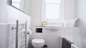 Unclassified image, 5 of 14, button - Spacious 2 Bedroom Family Home in Earlsfield (London)