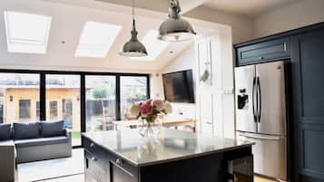 Fridge, oven, stovetop, dishwasher