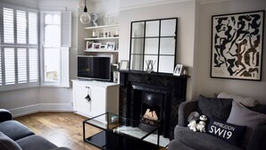 Unclassified image, 2 of 14, button - Spacious 2 Bedroom Family Home in Earlsfield (London)